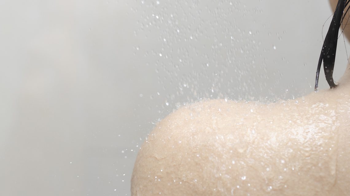 Schulter-Zerrung: Kühlen auch beim Duschen wichtig